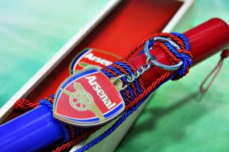 Πασχαλινή λαμπάδα Ποδόσφαιρο Arsenal Μπρελόκ σετ με ξύλινο κουτί